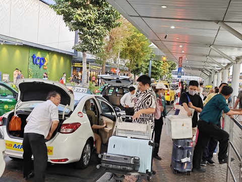Taxi và xe công nghệ đua 'dàn quân' đầy bãi chờ ở sân bay Tân Sơn Nhất- Ảnh 3. Taxi đang được giám sát kỹ bởi cơ quan chức năng hạn chế