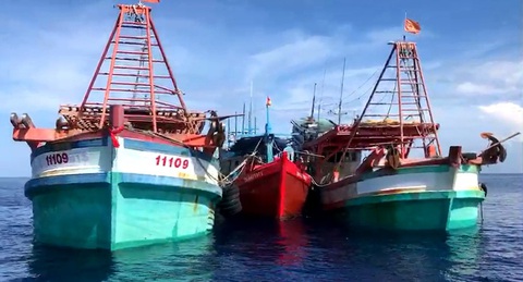 Một tàu cá giấu thiết bị giám sát hành trình của 14 tàu cá khác- Ảnh 1. Hai tàu cá xóa số đăng ký, in biển giả và giấu thiết bị giám sát hành trình ở tàu cá khác - Ảnh: CSB