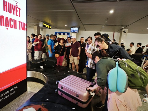 Khách quay lại Tân Sơn Nhất sau lễ, lo khó đón taxi, xe công nghệ- Ảnh 3. Tân Sơn Nhất khuyến nghị khách hàng kiểm tra hành lý, tránh tình trạng thất lạc hoặc mất tài sản khi rời khỏi sân bay - Ảnh: CÔNG TRUNG
