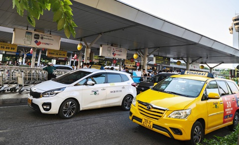 Khách quay lại Tân Sơn Nhất sau lễ, lo khó đón taxi, xe công nghệ- Ảnh 1. Các hãng taxi, xe công nghệ tăng cường điều hướng phương tiện vào sân bay, bến xe đón khách trở lại sau kỳ nghỉ lễ 30-4 - Ảnh: CÔNG TRUNG
