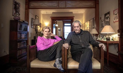 Paul Auster và vợ Siri Hustvedt tại nhà ở Brooklyn năm 2020 -Ảnh: The Guardian Paul Auster và vợ Siri Hustvedt tại nhà ở Brooklyn năm 2020 - Ảnh: The Guardian