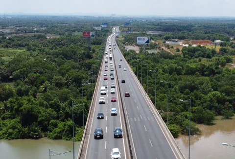 Dòng xe ùn ứ 1km trên cao tốc TP.HCM - Long Thành - Dầu Giây giữa trưa nắng, ngay 'nút thắt cổ chai'- Ảnh 1. Dòng xe ùn ứ kéo dài đoạn