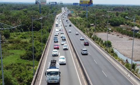 Dòng xe ùn ứ 1km trên cao tốc TP.HCM - Long Thành - Dầu Giây giữa trưa nắng, ngay 'nút thắt cổ chai'- Ảnh 3. Dòng xe di chuyển khó khăn, nhích từng chút qua cầu Long Thành vì lượng xe đông đúc - Ảnh: MINH HÒA