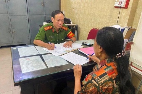 Thông tin bán 500.000 đồng 3 quả dứa cho du khách nước ngoài là sai sự thật- Ảnh 3. Cơ quan công an làm việc với người bán dứa - Ảnh: Q.A.