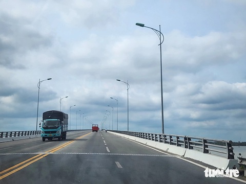 Đề xuất xây cầu Cổ Chiên 2 đầu tư hơn 3.500 tỉ đồng- Ảnh 2. Cầu Cổ Chiên hiện hữu thông xe vào năm 2015 - Ảnh: HOÀI THƯƠNG