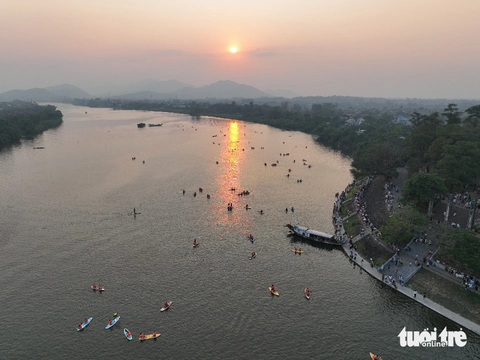 Huế nắng nóng kỷ lục, người dân cùng du khách ra sông Hương chèo sup, tắm mát- Ảnh 1. Những ngày nghỉ lễ Huế nóng kỷ lục, người dân và du khách ra sông Hương chèo sup, tắm - Ảnh: VĂN TRƯỜNG