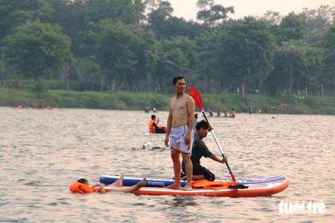Huế nắng nóng kỷ lục, người dân cùng du khách ra sông Hương chèo sup, tắm mát- Ảnh 5. Người dân có những giây phút sảng khoái khi được hòa mình vào dòng nước mát lạnh - Ảnh: BẢO PHÚ
