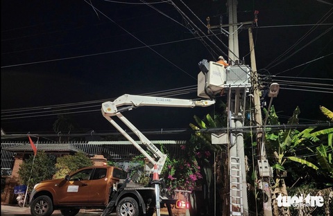 Vì sao cúp điện giữa những ngày nắng 'đổ lửa' ở Mỹ Tho, điện lực nói gì?- Ảnh 2. Điện lực TP Mỹ Tho nỗ lực xử lý sự cố mất điện do quá tải các trạm biến áp ngay trong đêm - Ảnh: HOÀI THƯƠNG