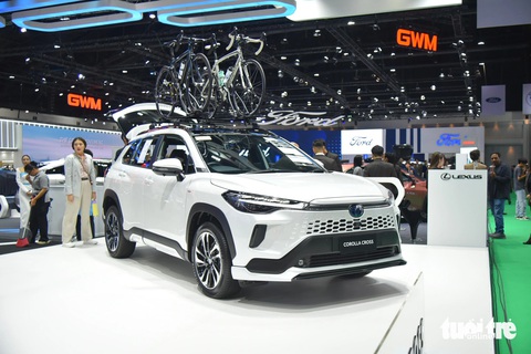 Loạt xe dự kiến ra mắt tháng 5: Phần lớn là xe hybrid- Ảnh 1. Toyota Corolla Cross 2024 lột xác với cụm đèn chiếu sáng LED giao diện mới, lưới tản nhiệt dạng tổ ong như Lexus RX - Ảnh: HOÀNG DŨNG