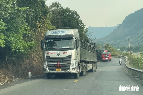 Chi nghìn tỉ sửa quốc lộ 9, đường Hồ Chí Minh hư hỏng do xe tải nặng- Ảnh 2. Xe tải nặng lưu thông trên quốc lộ 9 - Ảnh: HOÀNG TÁO