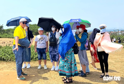 Khách du lịch tham quan tại Bãi Xép (huyện Tuy An, tỉnh Phú Yên) - Ảnh: NGUYỄN HOÀNG Khách du lịch tham quan tại Bãi Xép (huyện Tuy An, tỉnh Phú Yên) - Ảnh: NGUYỄN HOÀNG