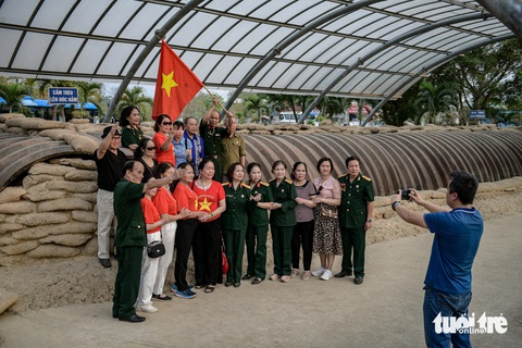 Du khách tham quan di tích Hầm tướng Đờ Cát tại TP Điện Biên Phủ - Ảnh: NAM TRẦN Du khách tham quan di tích hầm tướng Đờ Cát tại TP Điện Biên Phủ - Ảnh: NAM TRẦN