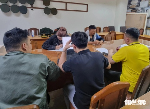 Công an triệu tập thêm 3 người đăng tin giả 'Đà Lạt có biến lớn, bạo động'- Ảnh 1. Các đương sự đang làm việc với cơ quan công an - Ảnh: PHẠM NGÂN