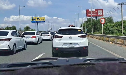 Dòng xe ùn ứ 1km trên cao tốc TP.HCM - Long Thành - Dầu Giây giữa trưa nắng, ngay 'nút thắt cổ chai'- Ảnh 2. Dòng xe ùn ứ trước cầu Long Thành - Ảnh: QUỐC TUẤN