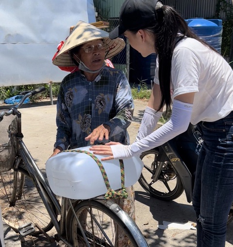 Bùi Quỳnh Hoa cảm thấy hạnh phúc khi được san sẻ kịp thời khó khăn của người dân - Ảnh: FBNV Hoa hậu Bùi Quỳnh Hoa mang nước ngọt đến cho người dân miền Tây - Ảnh: FBNV