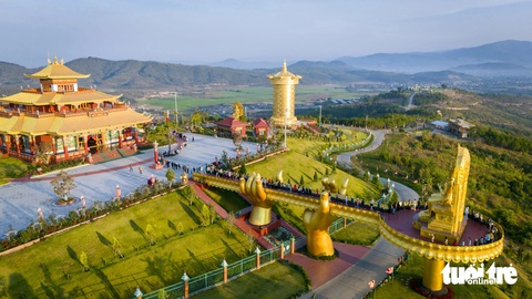 Mặc tin giả 'bạo động', du lịch Đà Lạt vẫn thắng lớn- Ảnh 7. Du khách đến khu du lịch Samten Hills Dalat (xã Tu Tra, huyện Đơn Dương) trong dịp lễ. Đây là điểm du lịch lớn đầu tiên của huyện - Ảnh: M.V