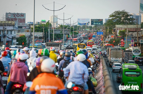Cửa ngõ TP.HCM sau lễ không quá căng thẳng, chủ yếu ùn ở giao lộ- Ảnh 3. So với ngày hôm qua, việc đi lại hôm nay ở các cửa ngõ có phần