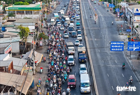 Cửa ngõ TP.HCM sau lễ không quá căng thẳng, chủ yếu ùn ở giao lộ- Ảnh 7. Dòng xe ùn ứ khoảng 800m từ hướng cầu vượt Nguyễn Văn Linh đến cầu Bình Điền - Ảnh: LÊ PHAN