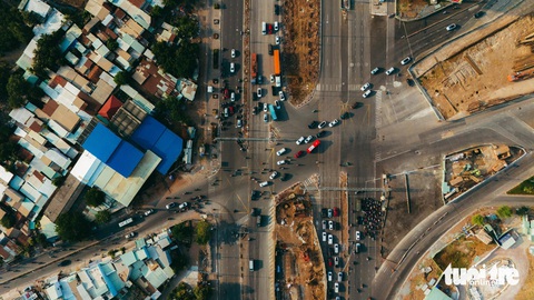 Cửa ngõ TP.HCM sau lễ không quá căng thẳng, chủ yếu ùn ở giao lộ- Ảnh 13. Các tuyến đường lân cận nút giao An Phú như: Mai Chí Thọ, Nguyễn Thị Định, Lương Định Của đều thông thoáng - Ảnh: THANH HIỆP