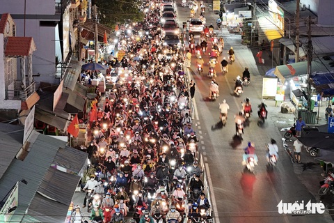 Cửa ngõ TP.HCM sau lễ không quá căng thẳng, chủ yếu ùn ở giao lộ- Ảnh 11. Đến 18h30 cùng ngày, tình hình giao thông về phà Cát Lái ùn ứ khoảng 1km - Ảnh: PHƯƠNG QUYÊN
