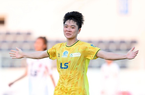 Không Kim Thanh và Bích Thùy, CLB nữ TP.HCM I thắng chật vật- Ảnh 1. Tiền đạo Tuyết Ngân ăn mừng bàn thắng ấn định chiến thắng 2-0 cho CLB nữ TP.HCM I - Ảnh: N.K