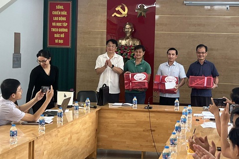 Đền bù dự án cao tốc Biên Hòa - Vũng Tàu: Làm cả ngày lễ, tăng tốc cho ‘chiến dịch’ 30 ngày đêm- Ảnh 2. Chủ tịch UBND TP Biên Hòa Đỗ Khôi Nguyên (bìa trái) tặng quà, động viên nhân viên làm công tác đền bù xuyên lễ - Ảnh: H.M.