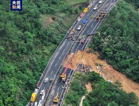 Sạt lở cao tốc Trung Quốc, ít nhất 19 người chết- Ảnh 1. Hiện trường vụ sạt đường cao tốc ở tỉnh Quảng Đông - Ảnh: CCTV