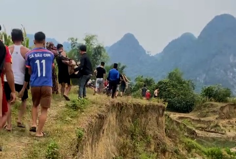 Tránh nóng ngày lễ, 3 học sinh ra suối tắm bị chết đuối- Ảnh 1. Người dân địa phương hỗ trợ sơ cứu nhưng ba cháu học sinh đã không qua khỏi - Ảnh: L.C.