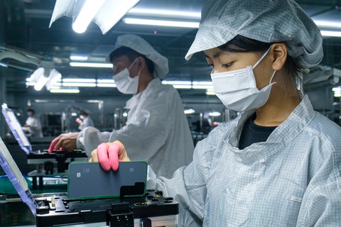 Công nhân sản xuất trong nhà máy giảm sút năng suất lao động, sức khỏe có thừa năm đóng bảo hiểm xã hội mong được nghỉ hưu sớm - Ảnh: NGUYÊN BẢO Công nhân sản xuất trong nhà máy giảm sút năng suất lao động, sức khỏe có thừa năm đóng bảo hiểm xã hội mong được nghỉ hưu sớm - Ảnh: NGUYÊN BẢO