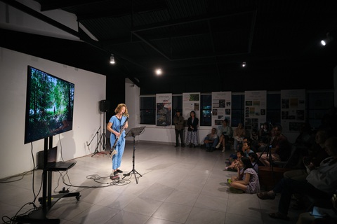Nghệ sĩ Anna Koch biểu diễn miễn phí tại Phố Bên Đồi Creative Studio (số 10 Lý Tự Trọng, Đà Lạt) phục vụ người dân và du khách - Ảnh: M.V Nghệ sĩ Anna Koch biểu diễn miễn phí tại Phố Bên Đồi Creative Studio (số 10 Lý Tự Trọng, Đà Lạt) phục vụ người dân và du khách - Ảnh: M.V