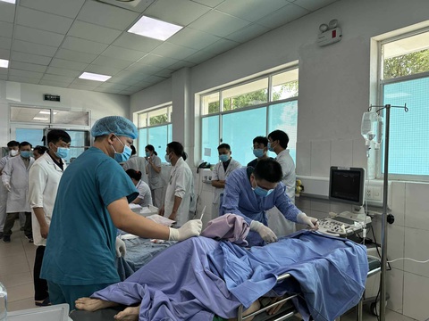Đồng Nai: Nổ lò hơi ở công ty sản xuất gỗ, 6 người chết tại chỗ, 5 người bị thương- Ảnh 6. Người bị thương đang được cấp cứu tại Bệnh viện đa khoa Thống Nhất, tỉnh Đồng Nai - Ảnh: CTV