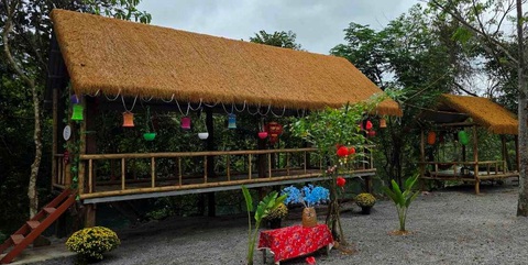 Du khách chết đuối, hai điểm du lịch tự phát trên suối Nước Lạnh bị buộc tháo dỡ- Ảnh 1. Những hạng mục bên trong điểm du lịch tự phát suối Nước Lạnh - View Triệu Đô nơi có du khách chết đuối - Ảnh: L.C