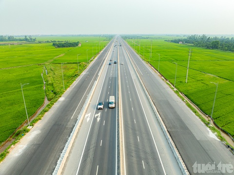 Ngắm tuyến đường 14 làn, rộng hơn cả cao tốc ở Hưng Yên- Ảnh 1. Dự án đầu tư xây dựng tuyến đường bộ nối đường cao tốc Hà Nội - Hải Phòng với đường cao tốc Cầu Giẽ - Ninh Bình do Sở Giao thông vận tải làm chủ đầu tư, được khởi công xây dựng từ cuối năm 2021