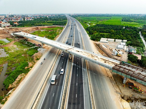 Ngắm tuyến đường 14 làn, rộng hơn cả cao tốc ở Hưng Yên- Ảnh 7. Nhiều cầu vượt dọc tuyến đường kết nối với các vùng lân cận cũng đang được gấp rút hoàn thành