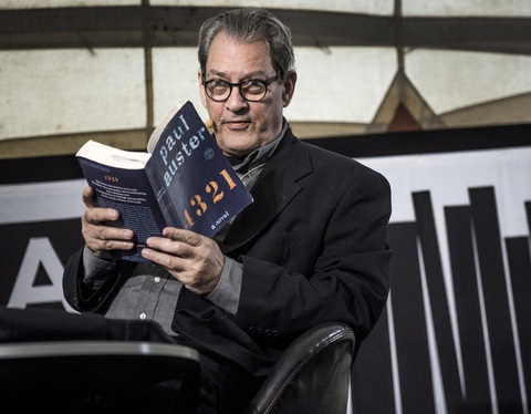 Nhà văn Paul Auster và tác phẩm 4 3 2 1 của mình - Ảnh: Thomas Lekfeldt Nhà văn Paul Auster và tác phẩm 4 3 2 1 của mình - Ảnh: Thomas Lekfeldt