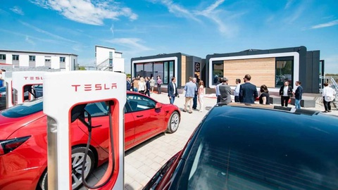 Tesla gây sốc với cả làng ô tô: Sa thải toàn bộ nhân viên lĩnh vực sạc xe điện- Ảnh 3. Hiếm có hãng xe nào sở hữu riêng một hệ thống hạ tầng sạc công cộng bao quát và bền bỉ khắp thế giới như Supercharger của Tesla. Tuy nhiên, CEO Elon Musk có vẻ không còn trân trọng mảng này - Ảnh: InsideEVs
