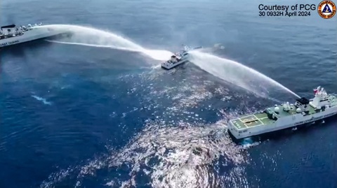 Video: Hải cảnh Trung Quốc phun vòi rồng vào tàu tuần duyên Philippines gần bãi cạn Scarborough- Ảnh 1. Ảnh chụp từ video được Lực lượng tuần duyên Philippines (PCG) quay và phát hôm 30-4, cho thấy các tàu hải cảnh Trung Quốc phun vòi rồng vào tàu tuần duyên Philippines gần bãi cạn Scarborough - Ảnh: AFP/PCG