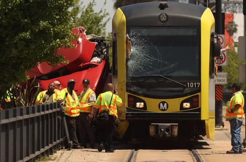 Tàu metro đâm xe buýt lấn làn ở Los Angeles, 55 người bị thương- Ảnh 2. Phần kính phía trước của tàu điện bị vỡ sau khi xảy ra vụ tai nạn - Ảnh: LOS ANGELES TIMES