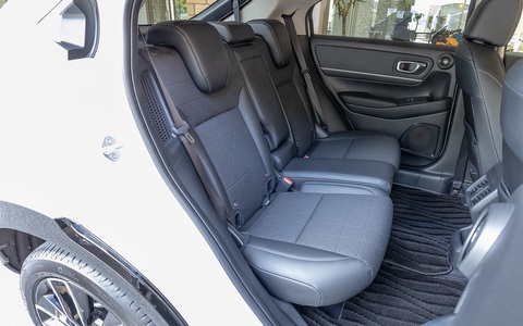 Honda HR-V 2024 ra mắt: Thiết kế gợi nhớ Porsche, đèn chống lóa, giá tăng nhẹ- Ảnh 8. Ngoài ra, phần viền cụm điều khiển trước kia kéo dài sang bên ghế lái nay đã không còn, mà bo tròn thành vùng khép kín.