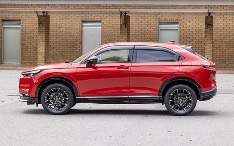 Honda HR-V 2024 ra mắt: Thiết kế gợi nhớ Porsche, đèn chống lóa, giá tăng nhẹ- Ảnh 12. Một số trang bị mới ở bản này có giá chằng đồ gắn trần, nắp gương bên bạc và viền cam quanh đèn sương mù và khung bảo vệ cản trước. Mâm 18 inch thiết kế mới.