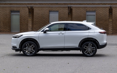 Honda HR-V 2024 ra mắt: Thiết kế gợi nhớ Porsche, đèn chống lóa, giá tăng nhẹ- Ảnh 4. Các chi tiết như cản, chắn bùn, trang trí bên hông được sơn đen. Bánh 18 inch tiêu chuẩn.