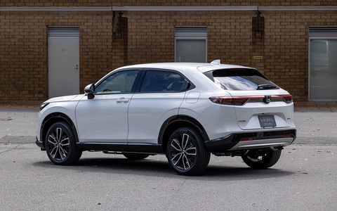 Honda HR-V 2024 ra mắt: Thiết kế gợi nhớ Porsche, đèn chống lóa, giá tăng nhẹ- Ảnh 5. Thay đổi dễ nhận thấy nhất bên ngoài Honda HR-V 2024 nằm ở đèn hậu mới dạng 2 tầng giống Porsche Macan hay Cayenne. Một chi tiết khác mà người nhìn có thể phân biệt HR-V cũ và mới khác là giao diện tổng của