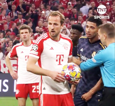 Bellingham đã nói gì với Harry Kane trước quả phạt đền?- Ảnh 1. Bellingham cố gây ức chế Harry Kane (trái) trước khi bị trọng tài đẩy đi