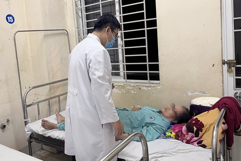 73 người đau bụng, nôn ói sau khi ăn bánh mì thịt- Ảnh 1. Sau khi ăn bánh mì thịt ở cùng một quán, nhiều người đau bụng, nôn ói phải vào viện theo dõi và điều trị - Ảnh: Bệnh viện cung cấp