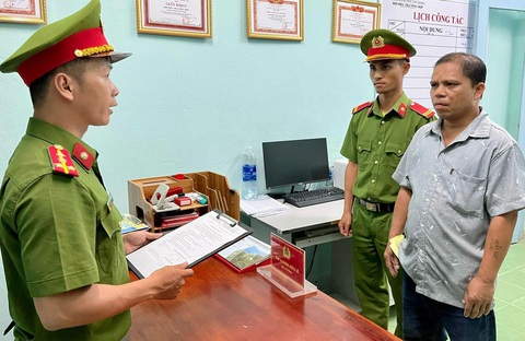 Tạm giữ người đàn ông ném đá lực lượng công an khi bị yêu cầu đo nồng độ cồn- Ảnh 1. Công an đọc quyết định tạm giữ ông Alăng Thị - Ảnh: T.P