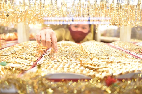 Giá vàng thế giới lao dốc, xuyên thủng ngưỡng 2.300 USD/ounce- Ảnh 1. Giá vàng thế giới đã giảm mạnh so với trước kỳ nghỉ lễ - Ảnh: NGỌC PHƯỢNG