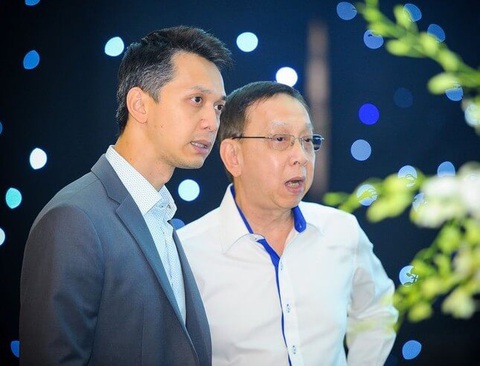 Người sáng lập Ngân hàng ACB Trần Mộng Hùng qua đời- Ảnh 2. Ông Trần Mộng Hùng (phải) và con trai, ông Trần Hùng Huy - Ảnh: T.L.
