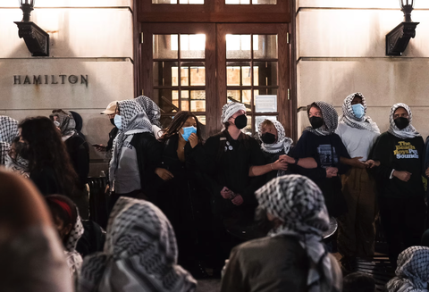 Nhóm sinh viên ủng hộ Palestine trước cửa tòa nhà Hamilton trong khuôn viên Đại học Columbia - Ảnh: GUARDIAN Nhóm sinh viên ủng hộ Palestine trước cửa tòa nhà Hamilton trong khuôn viên Đại học Columbia - Ảnh: GUARDIAN