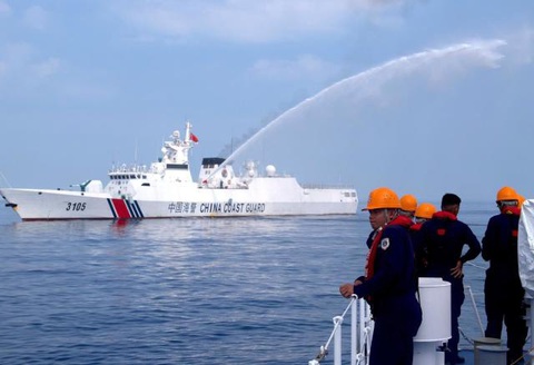 Phóng viên BBC trên tàu Philippines kể vụ hải cảnh Trung Quốc phun vòi rồng- Ảnh 1. Cận cảnh chiếc tàu của hải cảnh Trung Quốc phun vòi rồng vào các tàu của Philippines hôm 30-4 do các phóng viên BBC chụp lại - Ảnh: BBC