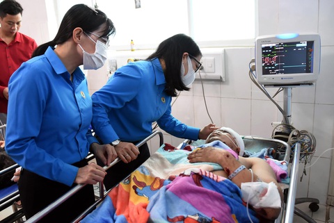 Lãnh đạo Liên đoàn lao động tỉnh Đồng Nai thăm, động viên thân nhân và người bị nạn đang điều trị tại Bệnh viện đa khoa Thống Nhất Đồng Nai - Ảnh: A LỘC Lãnh đạo Liên đoàn Lao động tỉnh Đồng Nai thăm, động viên thân nhân và người bị nạn đang điều trị tại Bệnh viện Đa khoa Thống Nhất Đồng Nai - Ảnh: A LỘC